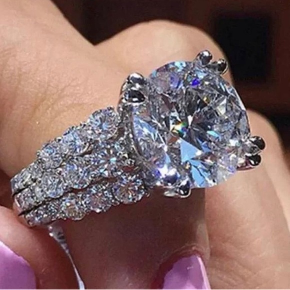 Jewelry - NEW! Beautiful Halo Sterling Silver Ring. Stamped 925. Size 8.